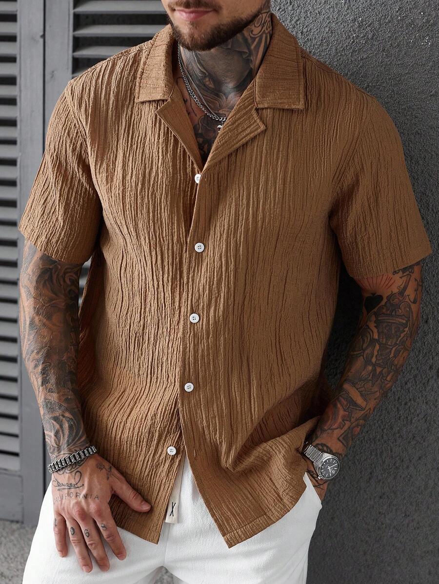 Manfinity Homme Camisa para hombres, verano para hombres, verano para hombres, camisa casual de manga corta de un solo pecho con cuello de solapa y unicolor para hombres, artículos versátiles para el transporte diario, viajes, salidas, regalos para esposos y novios, estilo casual y sencillo, estilo urbano maduro, estilo de caballero británico - Marrón - Ver 1