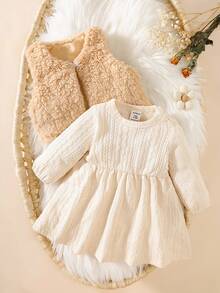 SHEIN 优雅甜美可爱休闲风格女婴秋冬蓬松背心套装，卡其色毛绒背心+米色针织连衣裙两件套 - 米色 - 查看 1