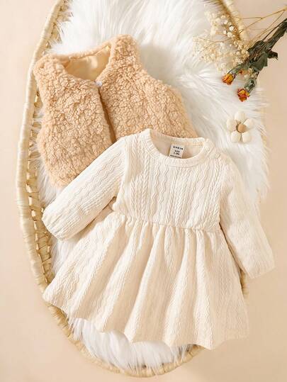 SHEIN 优雅甜美可爱休闲风格女婴秋冬蓬松背心套装，卡其色毛绒背心+米色针织连衣裙两件套