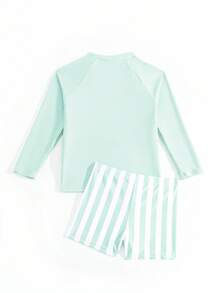 SHEIN 2 件套年轻男童时尚休闲泳装，条纹泳裤 + 纯色上衣，适合游泳、冲浪、海滩、度假 - 青碧色 - 查看 2