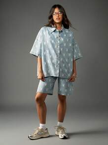 Missguided x Playboy 超大码浅色水洗牛仔衬衫，全身印花兔子标志，长款纽扣领，经典复古 Y2K 街头风格，冬秋系列 - 淺色水洗藍 - 查看 3