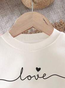 SHEIN 女婴可爱手绘心形印花针织厚柔软圆领长袖运动衫和紧身裤套装，适合秋冬季