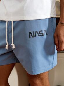 Manfinity NXTstreet Herren Outfit bestehend aus T-Shirt mit Buchstabengrafik und Shorts mit Kordelzug an der Taille für den Sommer