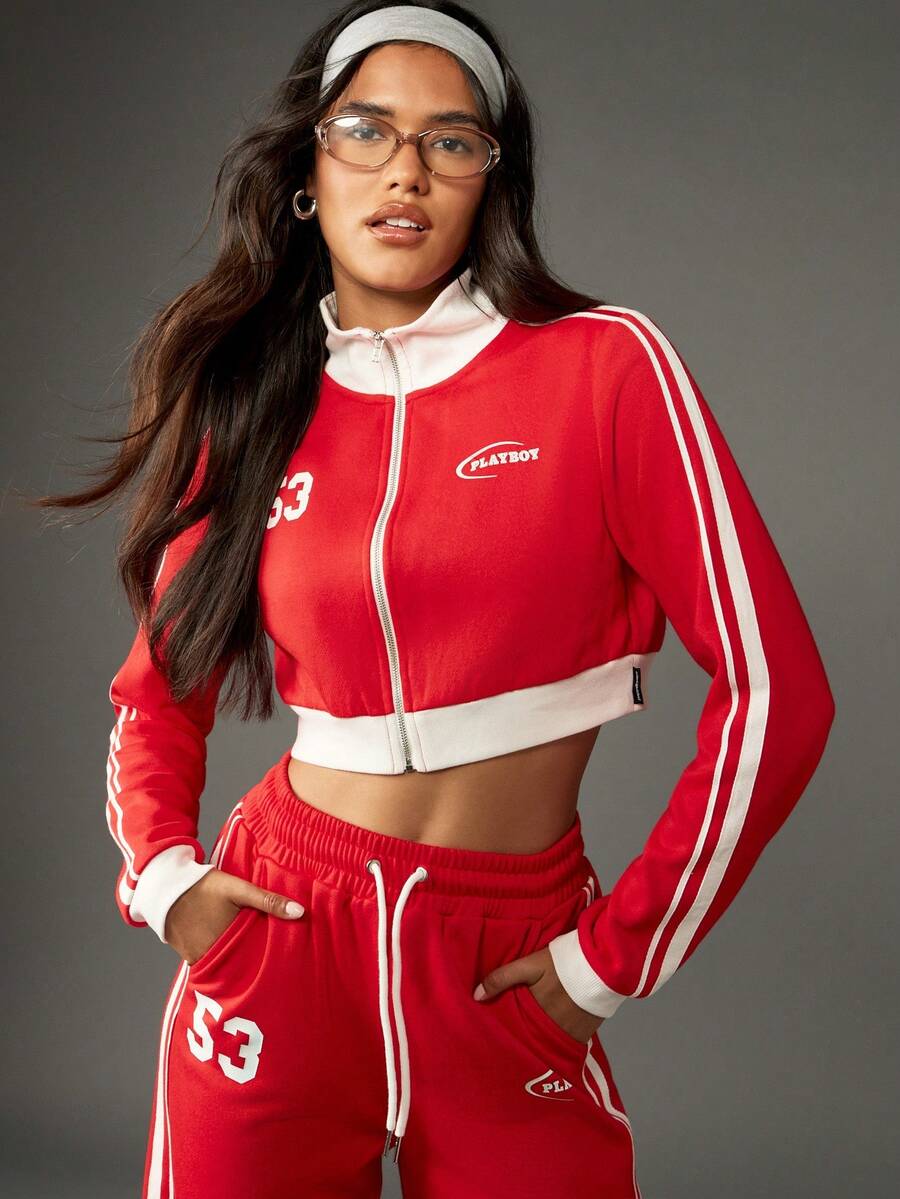 Missguided x Playboy Casaco de desporto cropped com fecho de correr, inspirado no estilo retro, moletom athleisure com mangas às riscas, estampa de número, streetwear, estilo varsity, loungewear - Vermelho - Ver 1