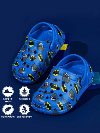 BATMAN X SHEIN Söta tecknade hjälte blå pojkar barns slip-on trädgårdsträskor småbarn och barn halkfria andningsbara snabbtorkande vattenskor, lätta och hållbara EVA-material, i huset, badrum, lekplats, simbassäng, strandduschrutschkanor tofflor sandaler inomhus utomhus