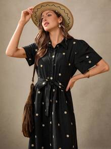 Wildy فستان كاجوال للنساء بطرز على الياقة وتطريز زهري على الحافة، فستان أسود متوسط الطول، فستان غربي للنساء، فستان أسود مزين بالأزهار، فستان مطرز للنساء، فستان أسود متوسط الطول للنساء، فستان أسود متوسط الطول للنساء بأجواء العطلات، ملابس كاجوال للربيع، فستان أسود مزين بأزهار صغيرة، فستان أسود مطرز، فستان أسود بأزرار أسفل، فستان رومانسي للصيف والعطلات، فساتين عيد ميلاد للنساء - الأسود - مشاهدة 2