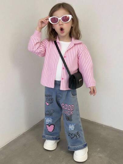 SHEIN 2 stuks/set babymeisjes roze gestreepte lange mouw kraag shirt met bijpassende roze graffiti hart & letter print distressed wijde pijpen jeans set. Minimalistisch modieus chic en veelzijdig, schattige casual sportieve frisse stijl geschikt voor lente/zomer uitjes, buiten, vakantie, dagelijkse en huishoudelijke kleding voor baby's.