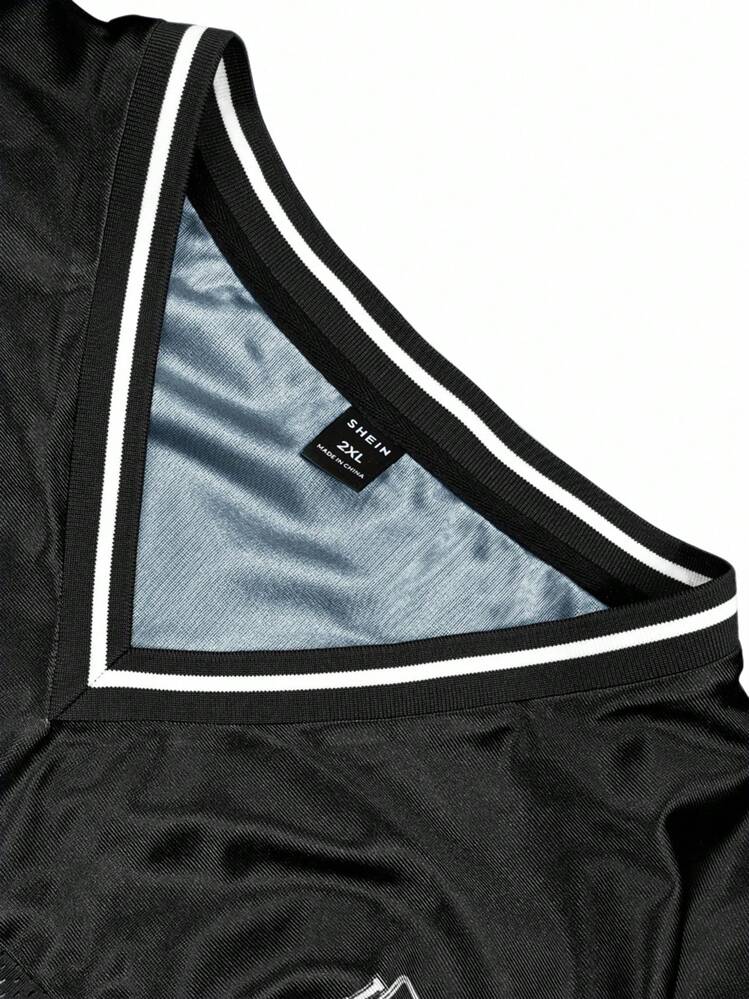 Manfinity Campus Court قميص تي شيرت رجالي بقصة رقبة على شكل حرف V من قماش الشبكة مقاس كبير الحجم - الأسود - مشاهدة 3