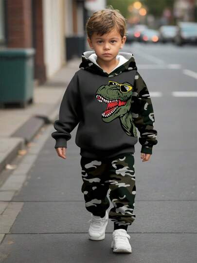 SHEIN 2 件装年轻男孩宽松恐龙迷彩印花连帽衫和运动衫套装，休闲运动街头装，舒适时尚，适合秋冬季