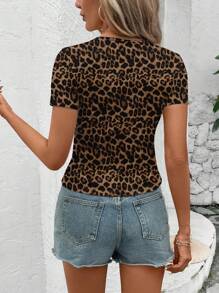 SHEIN LUNE Tricou casual minimalist cu imprimeu leopard, pentru festival de muzică, cu guler rotund, ajustat, cu mânecă scurtă, potrivit pentru primăvara/vara, top cu imprimeu leopard, top cu mânecă scurtă, topuri de toamnă, imprimeu animal, casual - Multicolor - Vizualizare 4