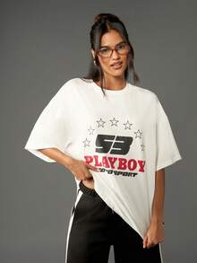 Missguided x Playboy Camiseta Oversized com Estampa Gráfica de Motorsport, Logotipo de Corrida com Estrelas, Moda Streetwear de Festival, Camiseta Declarativa de Estética Retrô, Casual Top de Corrida de Carros