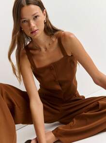 Nöista 这款棕色套装采用粗肩带、前襟纽扣和阔腿裤设计。非常适合秋季女装、时尚返校造型或女士教师装。 - 棕色 - 查看 1