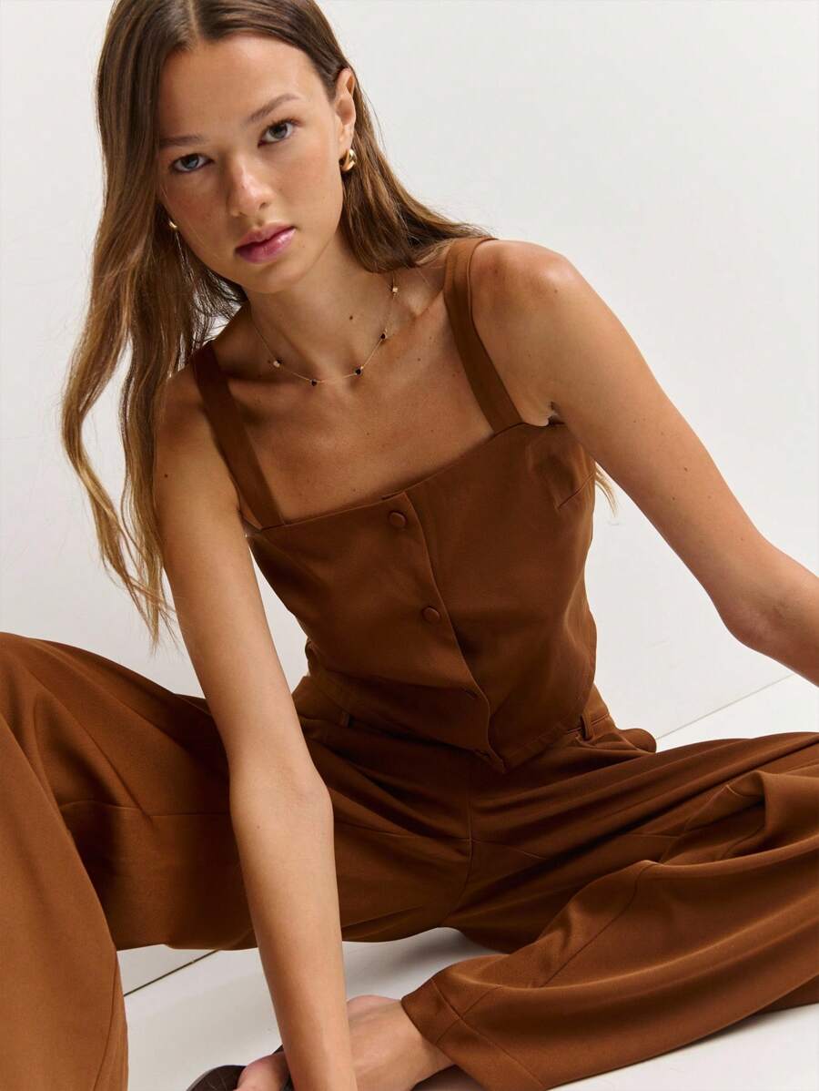 Nöista 这款棕色套装采用粗肩带、前襟纽扣和阔腿裤设计。非常适合秋季女装、时尚返校造型或女士教师装。 - 棕色 - 查看 1