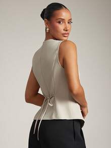 Hauture 女式纯色单排扣圆领无袖休闲上衣，配有时尚金属纽扣 - 杏色 - 查看 2