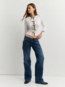 Nöista 白色纹理长袖上衣搭配黑色领结，为秋季女装增添时尚气息，是上学、商务休闲或冬季分层穿着的理想选择。 - 白色 - 查看 5