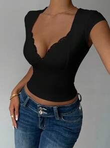 Zyxie تي شيرت نسائي ضيق بياقة قلب وتطريز دانتيل متباين اللون