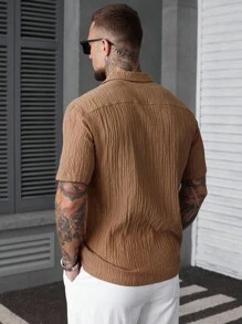 Manfinity Homme Camisa para hombres, verano para hombres, verano para hombres, camisa casual de manga corta de un solo pecho con cuello de solapa y unicolor para hombres, artículos versátiles para el transporte diario, viajes, salidas, regalos para esposos y novios, estilo casual y sencillo, estilo urbano maduro, estilo de caballero británico - Marrón - Ver 2