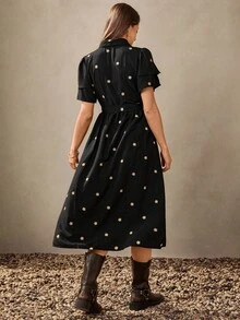 Wildy فستان كاجوال للنساء بطرز على الياقة وتطريز زهري على الحافة، فستان أسود متوسط الطول، فستان غربي للنساء، فستان أسود مزين بالأزهار، فستان مطرز للنساء، فستان أسود متوسط الطول للنساء، فستان أسود متوسط الطول للنساء بأجواء العطلات، ملابس كاجوال للربيع، فستان أسود مزين بأزهار صغيرة، فستان أسود مطرز، فستان أسود بأزرار أسفل، فستان رومانسي للصيف والعطلات، فساتين عيد ميلاد للنساء - الأسود - مشاهدة 4