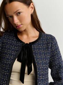 Nöista Marineblauer Tweed-Jacke mit schwarzer Einfassung und einer samtschwarzen Fliege am Kragen, mit geradem, kastigem Schnitt, perfekt für Herbstmode von Frauen, Büro, Lässig