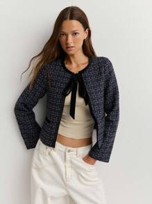 Nöista Marineblauer Tweed-Jacke mit schwarzer Einfassung und einer samtschwarzen Fliege am Kragen, mit geradem, kastigem Schnitt, perfekt für Herbstmode von Frauen, Büro, Lässig