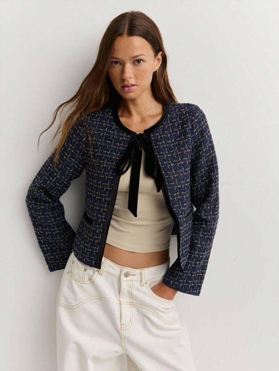 Nöista Marineblauer Tweed-Jacke mit schwarzer Einfassung und einer samtschwarzen Fliege am Kragen, mit geradem, kastigem Schnitt, perfekt für Herbstmode von Frauen, Büro, Lässig