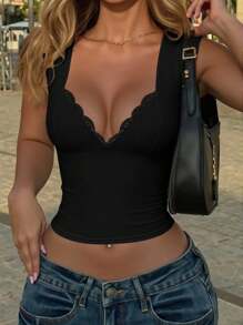 Zyxie تي شيرت نسائي ضيق بياقة قلب وتطريز دانتيل متباين اللون