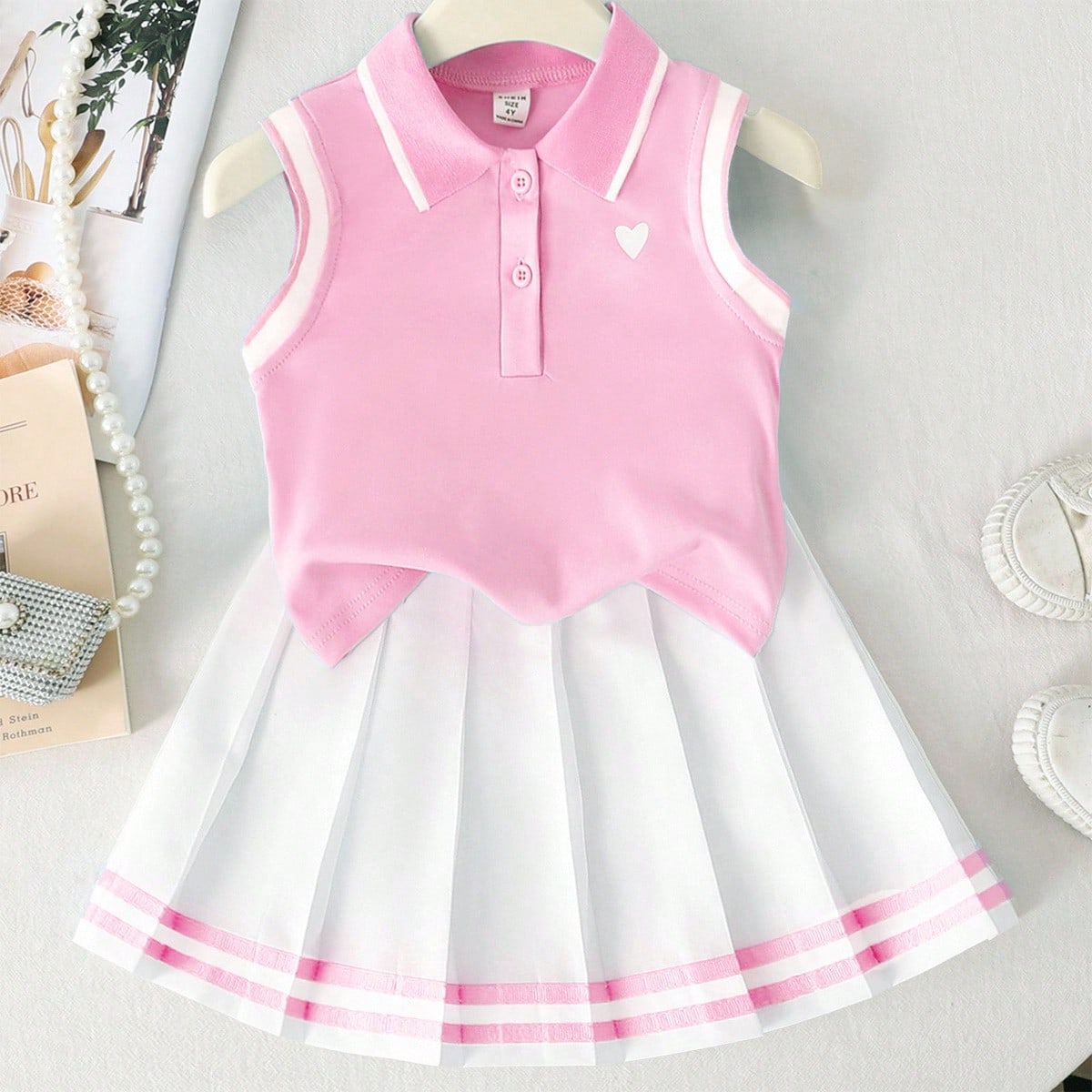 Set de 2 piezas con top sin mangas de polo con estampado de corazones y falda plisada con ribete de cinta, estilo escolar para verano y vuelta al cole