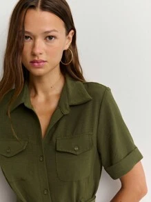Nöista Perfecto para otoño, esta vestido camisa para mujeres presenta una cintura ceñida con cinturón y bolsillos utilitarios. Ideal para reuniones festivas o volver al colegio, combina un estilo atemporal con comodidad. - Verde militar - Ver 5