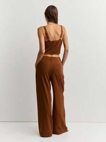 Nöista 这款棕色套装采用粗肩带、前襟纽扣和阔腿裤设计。非常适合秋季女装、时尚返校造型或女士教师装。 - 棕色 - 查看 2