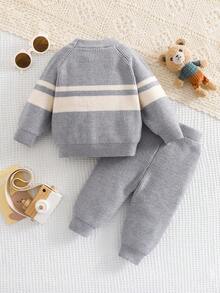 SHEIN 2 piezas Conjunto de suéter y pantalón para niños pequeños, suéter de rayas grises y blancas, y pantalón largo