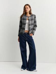 Nöista Chaqueta a cuadros en blanco y negro con mangas largas y botones grandes, ideal para el otoño o estilos de negocios casuales atemporales en invierno.