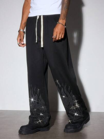 Street Life Pantalon de survêtement à jambe droite pour hommes avec un design effet flamme et strass dans un style américain de rue