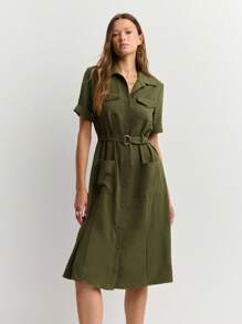 Nöista Perfecto para otoño, esta vestido camisa para mujeres presenta una cintura ceñida con cinturón y bolsillos utilitarios. Ideal para reuniones festivas o volver al colegio, combina un estilo atemporal con comodidad. - Verde militar - Ver 1