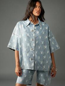 Missguided x Playboy 超大码浅色水洗牛仔衬衫，全身印花兔子标志，长款纽扣领，经典复古 Y2K 街头风格，冬秋系列 - 淺色水洗藍 - 查看 4