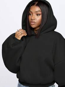 SUMWON WOMEN Áo hoodie crop top cỡ lớn có túi giữa Áo nỉ cổ điển Bộ sưu tập thời trang dạo phố thiết yếu mùa thu đông Đồ mặc nhà Quần áo thể thao thường ngày Mũ trùm đầu có dây rút - màu đen - Xem 4