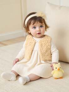 SHEIN 优雅甜美可爱休闲风格女婴秋冬蓬松背心套装，卡其色毛绒背心+米色针织连衣裙两件套 - 米色 - 查看 4