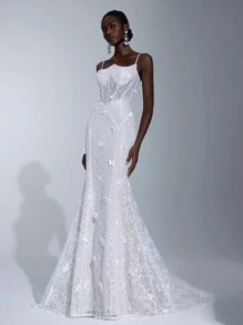 Elitara 优雅白色弹力浪漫蕾丝 3D 蝴蝶细肩带不对称领口腰部网眼透明鱼骨贴花手工花朵鱼尾超大裙摆拖尾婚纱 - 白色 - 查看 2