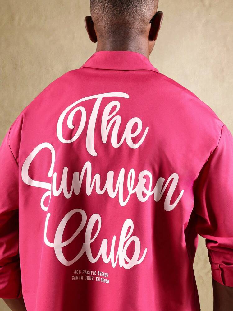 バックグラフィックデザインが特徴のクロップドコーチジャケット