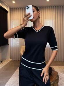 Lavishia 黑白撞色V领短袖针织上衣，优雅通勤 - 黑與白 - 查看 4