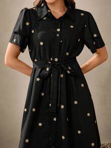 Wildy فستان كاجوال للنساء بطرز على الياقة وتطريز زهري على الحافة، فستان أسود متوسط الطول، فستان غربي للنساء، فستان أسود مزين بالأزهار، فستان مطرز للنساء، فستان أسود متوسط الطول للنساء، فستان أسود متوسط الطول للنساء بأجواء العطلات، ملابس كاجوال للربيع، فستان أسود مزين بأزهار صغيرة، فستان أسود مطرز، فستان أسود بأزرار أسفل، فستان رومانسي للصيف والعطلات، فساتين عيد ميلاد للنساء - الأسود - مشاهدة 6