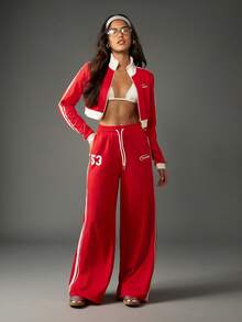 Missguided x Playboy Casaco de desporto cropped com fecho de correr, inspirado no estilo retro, moletom athleisure com mangas às riscas, estampa de número, streetwear, estilo varsity, loungewear - Vermelho - Ver 3