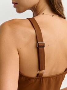 Nöista 这款棕色套装采用粗肩带、前襟纽扣和阔腿裤设计。非常适合秋季女装、时尚返校造型或女士教师装。 - 棕色 - 查看 8