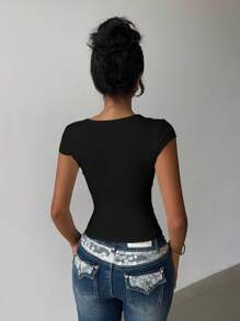 Zyxie تي شيرت نسائي ضيق بياقة قلب وتطريز دانتيل متباين اللون