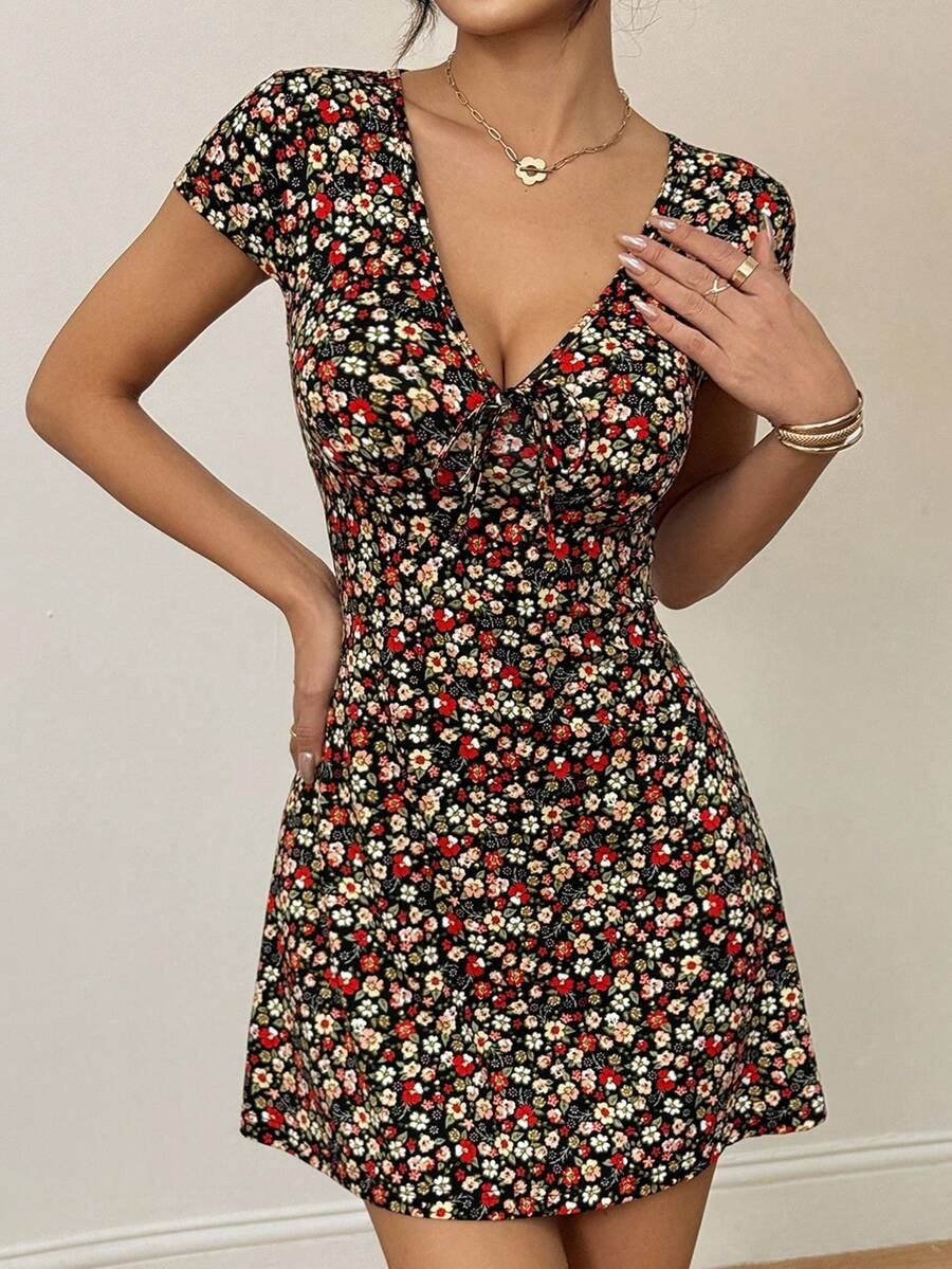 SHEIN PETITE 女式夏季度假风格碎花深V领束腰短款连衣裙 - 彩色 - 查看 1