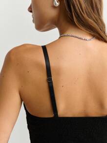 Nöista 这款黑色华夫格纹吊带背心采用弹力华夫格针织面料，融合了极简主义的魅力和哥特式的华丽：纤细的吊带勾勒出微妙的 V 领，贴身的廓形和轻盈透气的针织面料使这款黑色华夫格吊带背心成为夜间外出、音乐节叠穿以及日常衣橱必备单品，可轻松打造 Y2K、哥特风和街头风造型。 - 黑色 - 查看 6