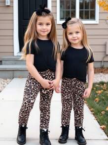 SHEIN 少女休闲简约舒适圆领短袖T恤搭配豹纹打底裤套装，适合日常休闲、上学、返校、校服。拍照、日常穿着、开学返校秋冬装、秋季服装