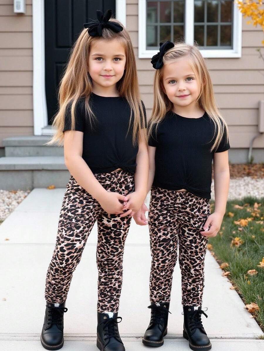 SHEIN 少女休闲简约舒适圆领短袖T恤搭配豹纹打底裤套装，适合日常休闲、上学、返校、校服。拍照、日常穿着、开学返校秋冬装、秋季服装