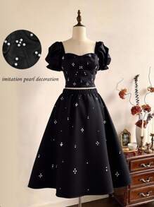 SHEIN MOD طقم أنيق من قطعتين من الساتان الأسود المزين بالخرز، مقاس كبير، بلوزة بأكمام منتفخة وتنورة متوسطة الطول واسعة، باللون الأسود، مناسب للحفلات والمناسبات الرسمية وموسم التخرج، أنيق ورومانسي - الأسود - مشاهدة 1