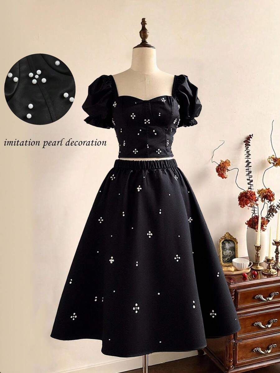 SHEIN MOD طقم أنيق من قطعتين من الساتان الأسود المزين بالخرز، مقاس كبير، بلوزة بأكمام منتفخة وتنورة متوسطة الطول واسعة، باللون الأسود، مناسب للحفلات والمناسبات الرسمية وموسم التخرج، أنيق ورومانسي - الأسود - مشاهدة 1