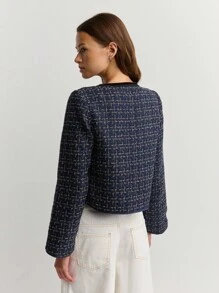 Nöista Marineblauer Tweed-Jacke mit schwarzer Einfassung und einer samtschwarzen Fliege am Kragen, mit geradem, kastigem Schnitt, perfekt für Herbstmode von Frauen, Büro, Lässig